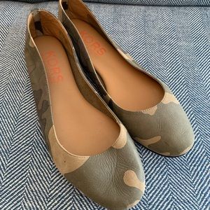 Michael Kors Camoflauge Flats | Size 7.5